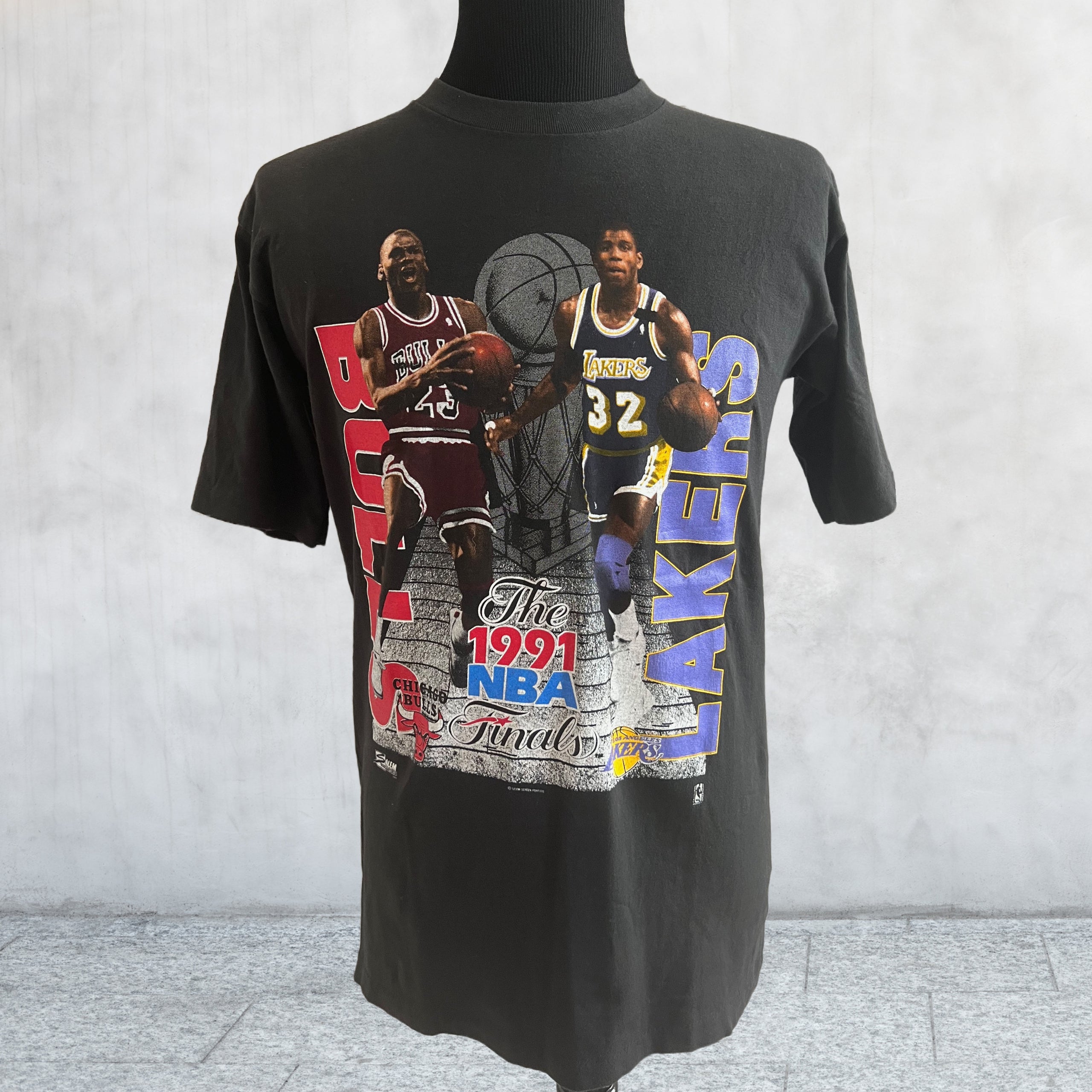Vintage 1991 NBA Finals Bulls Vs Lakers Michael Jordan and Magic Johnson  T-Shirt. Large