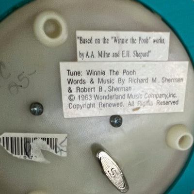Very rare VTG Disney Winnie The Pooh in Umbrella Floating Music Box