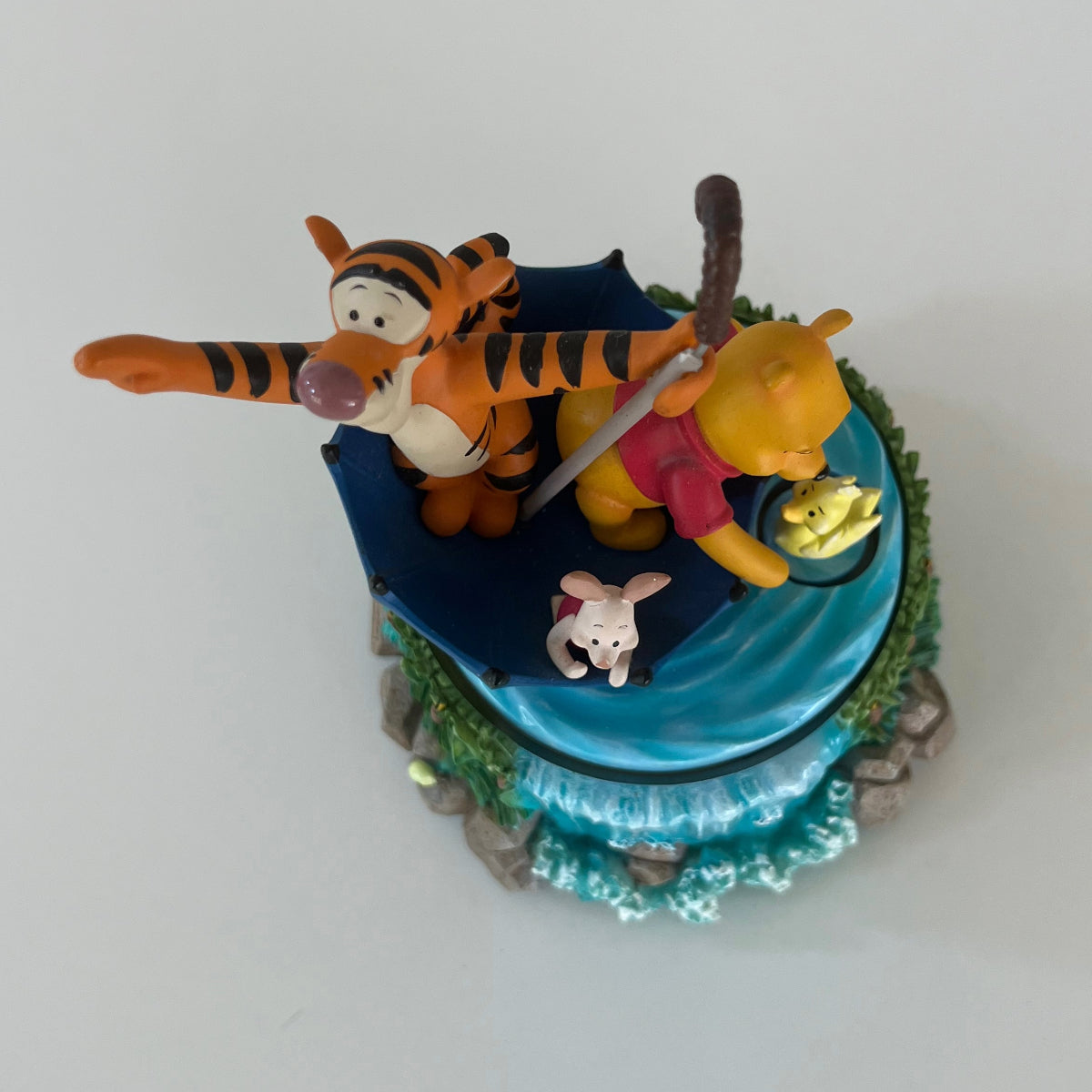 Very rare VTG Disney Winnie The Pooh in Umbrella Floating Music Box