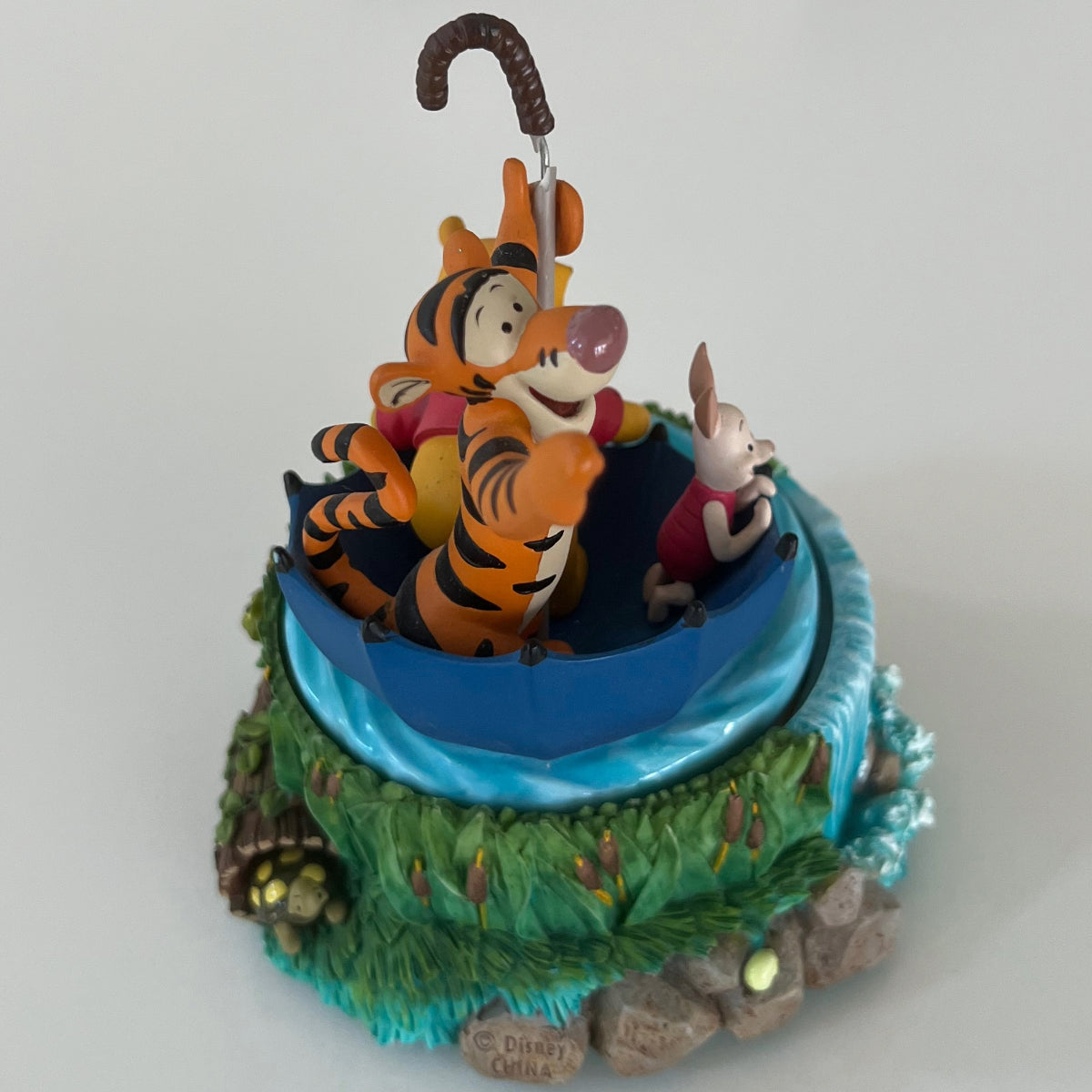 Very rare VTG Disney Winnie The Pooh in Umbrella Floating Music Box