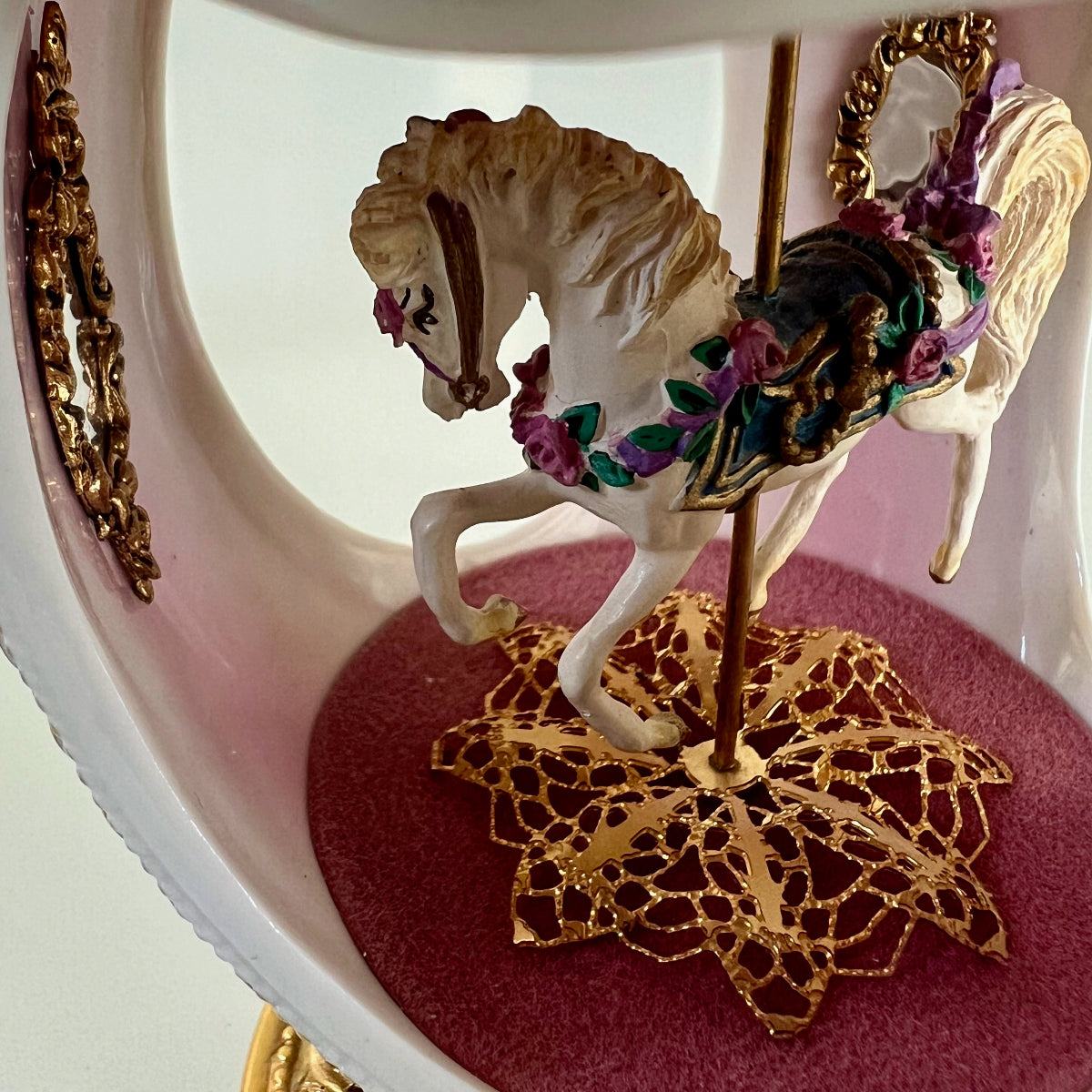 VTG 1996 Franklin Mint House of Faberge Porcelain Egg Carousel Jewel Music Box with Gold Accent