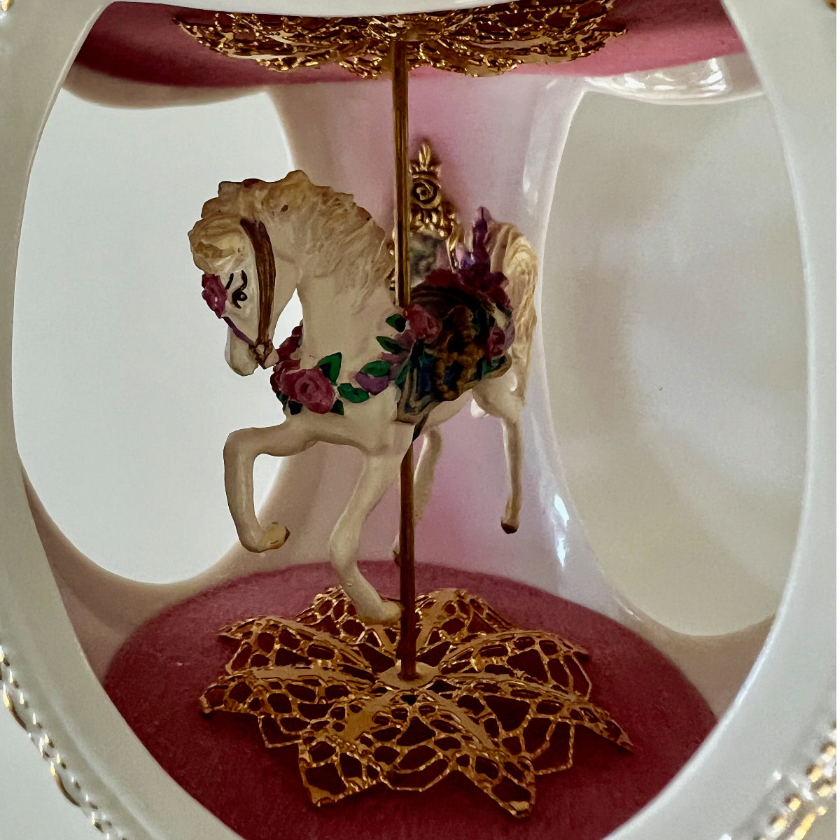 VTG 1996 Franklin Mint House of Faberge Porcelain Egg Carousel Jewel Music Box with Gold Accent