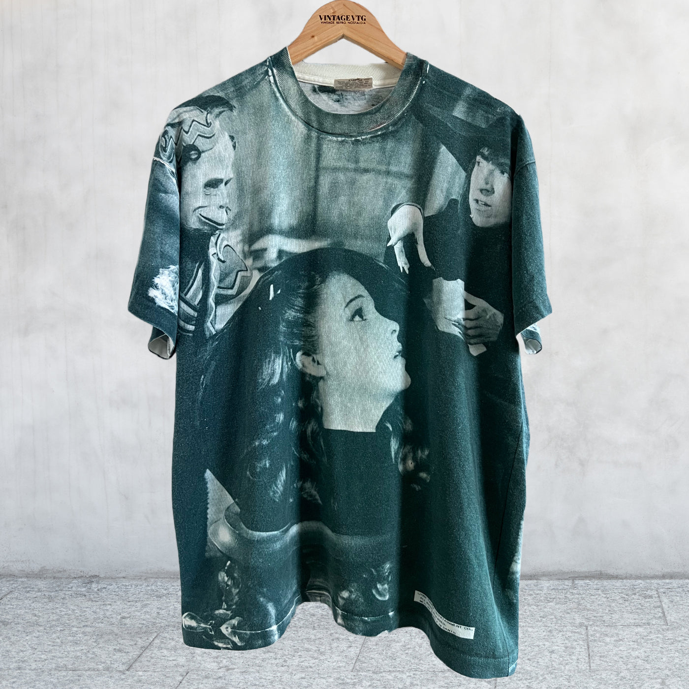 Super rare vintage 1992 Wizard of OZ Stanley Desantis Dorothy crystal ball T-shirt. XL