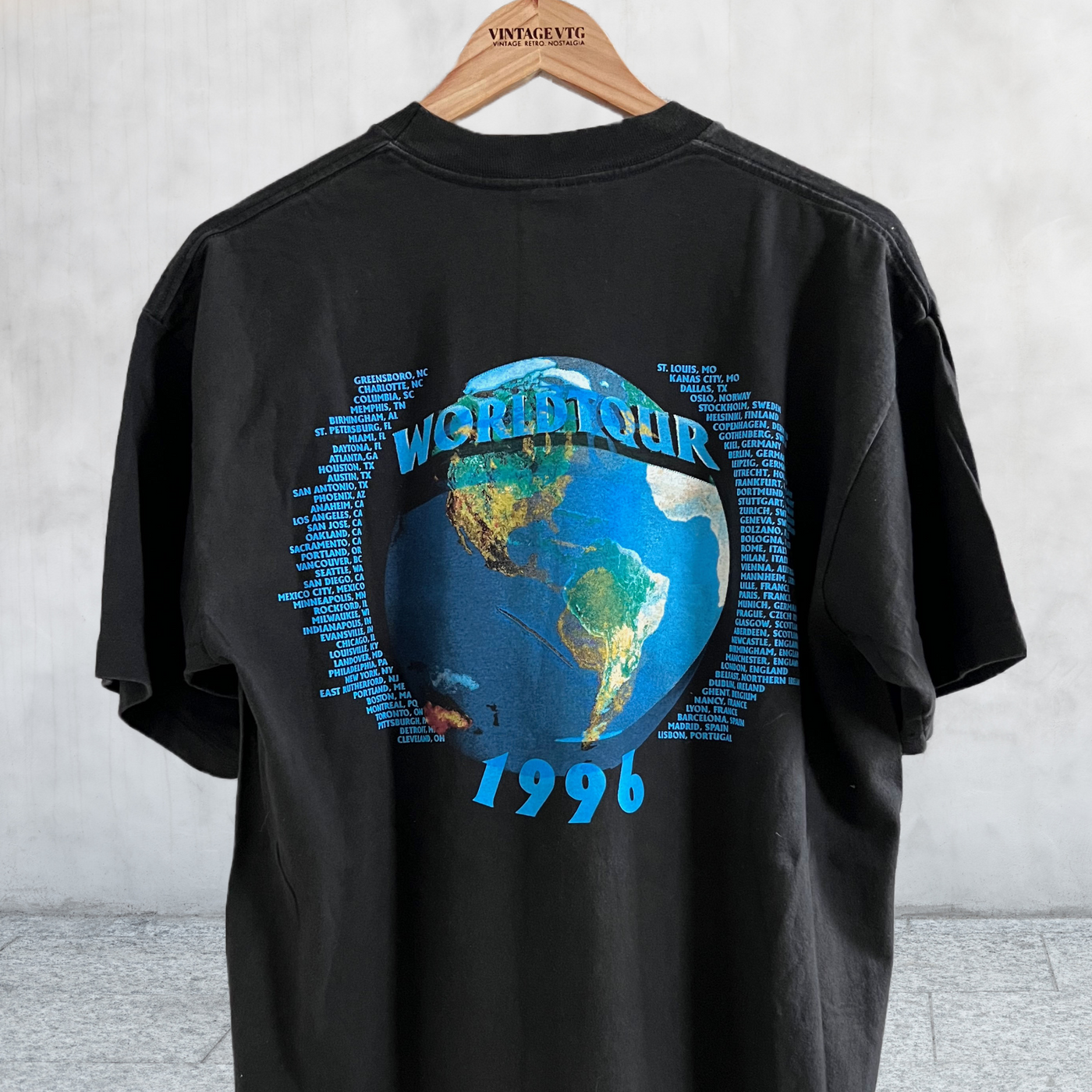Vintage 1996 AC/DC "BALLBREAKER" Tour T-shirt. Black. XL back view